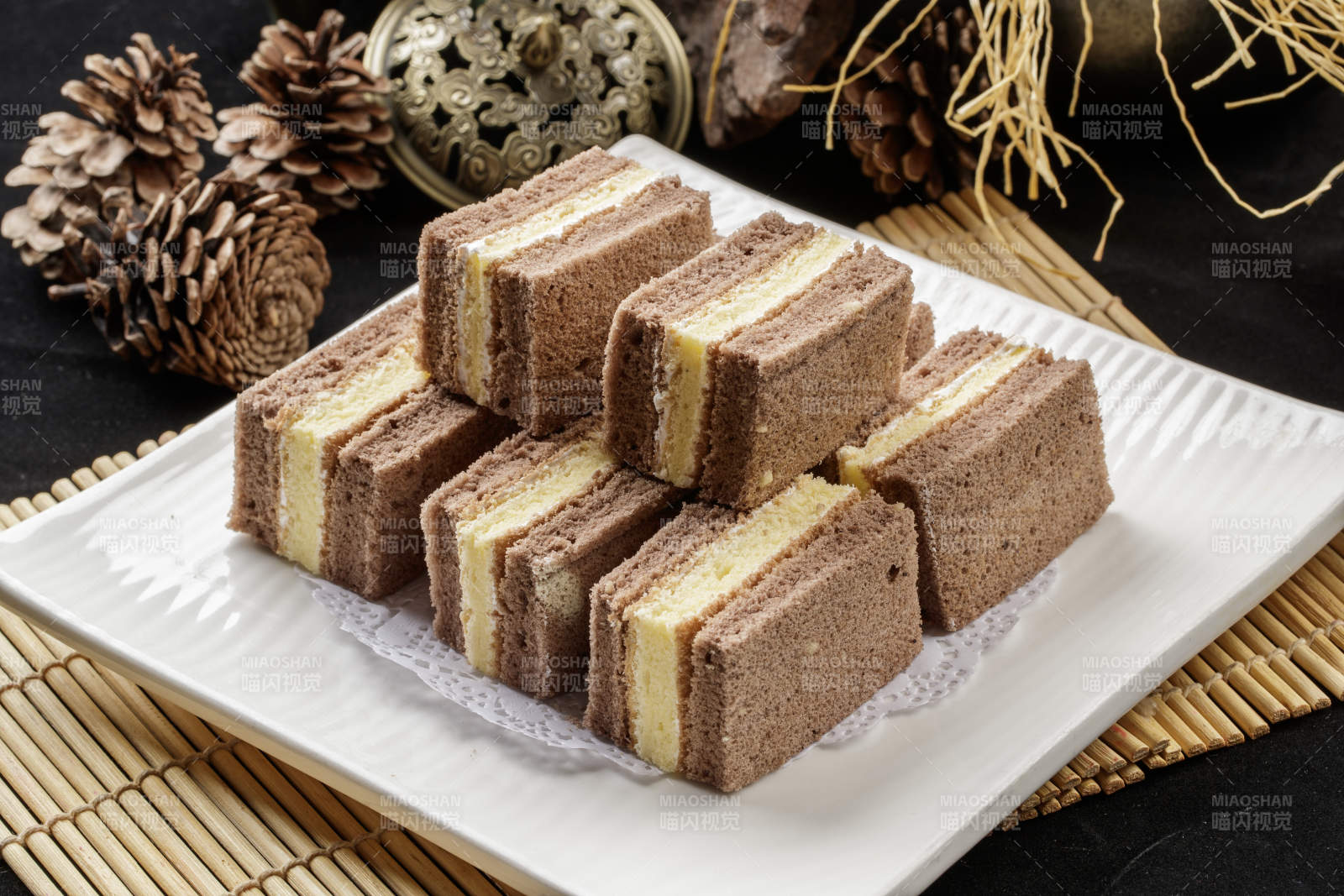 方瓷盘装的双色夹心蛋糕图片