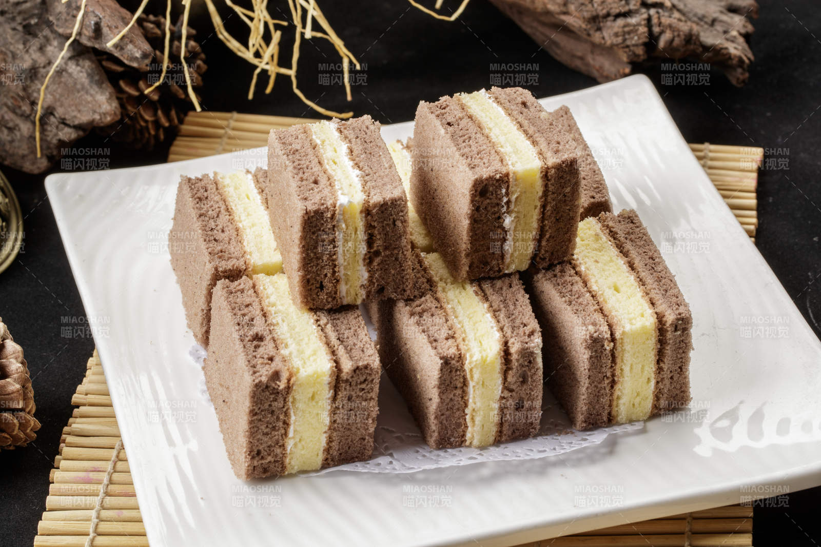 方瓷盘装的双色夹心蛋糕图片