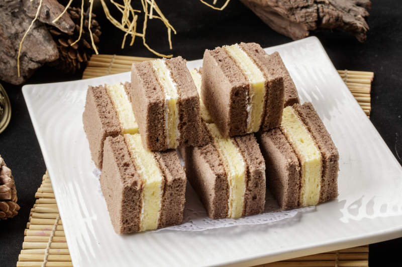 方瓷盘装的双色夹心蛋糕图片