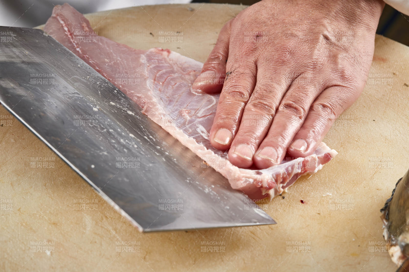 白色砧板上厨师用精湛的刀工展示生鱼片及鲜鱼料理切割分切的刀工图片