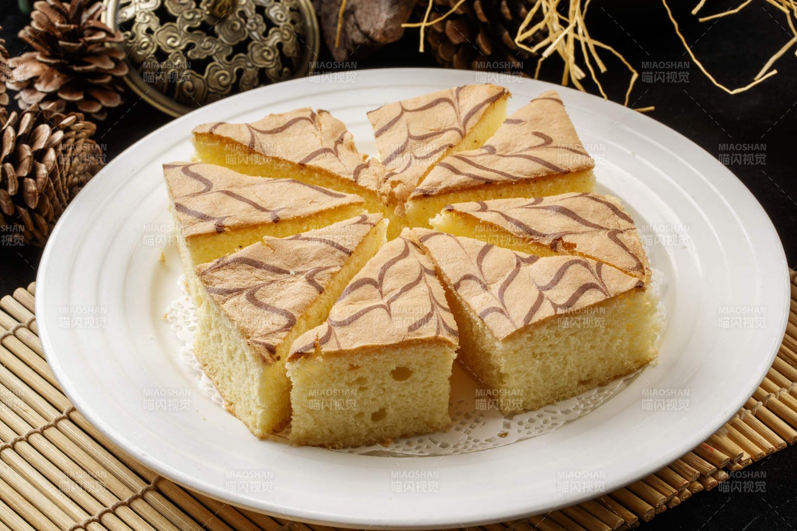 圆瓷盘装的松软清蛋糕图片