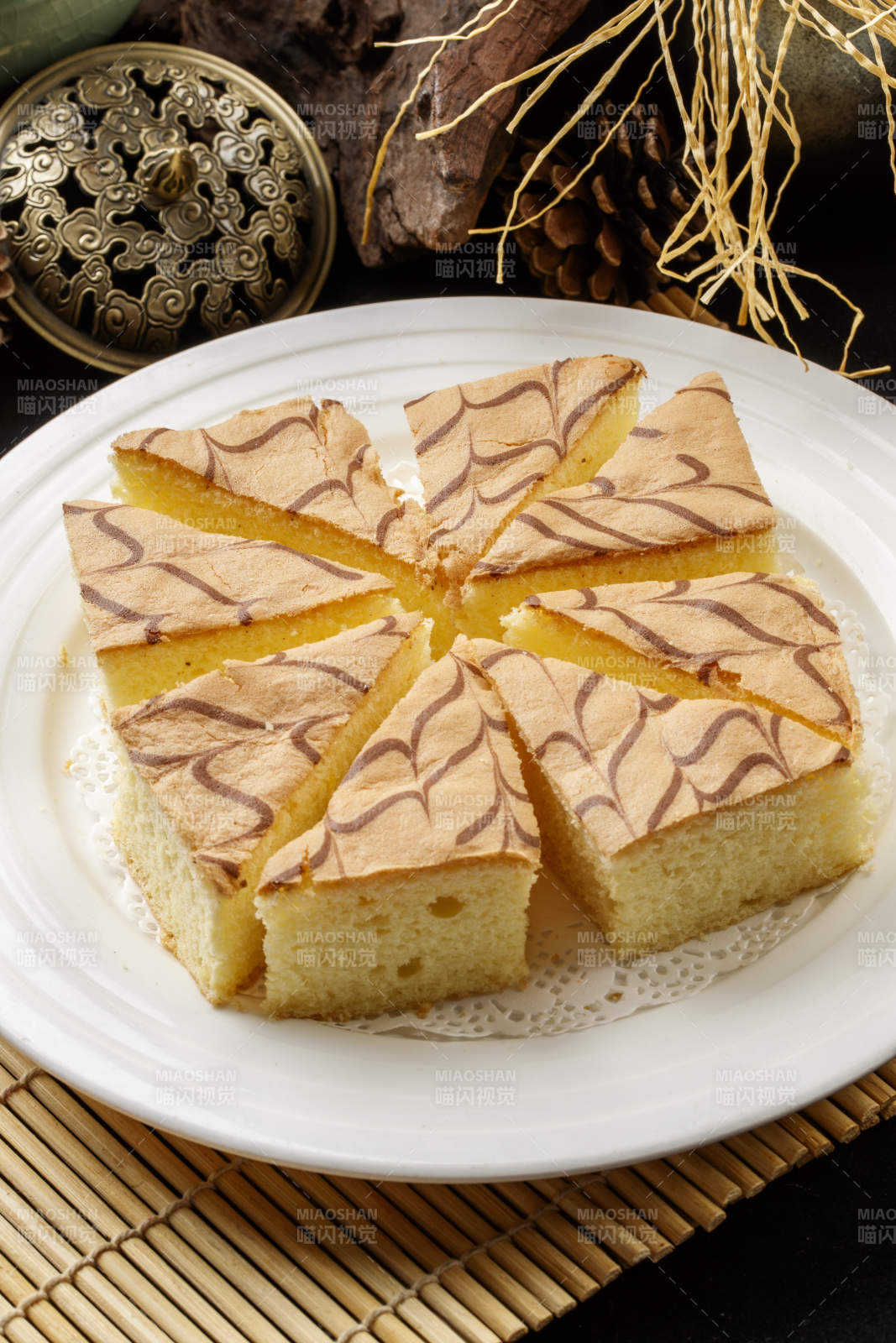 圆瓷盘装的松软清蛋糕图片