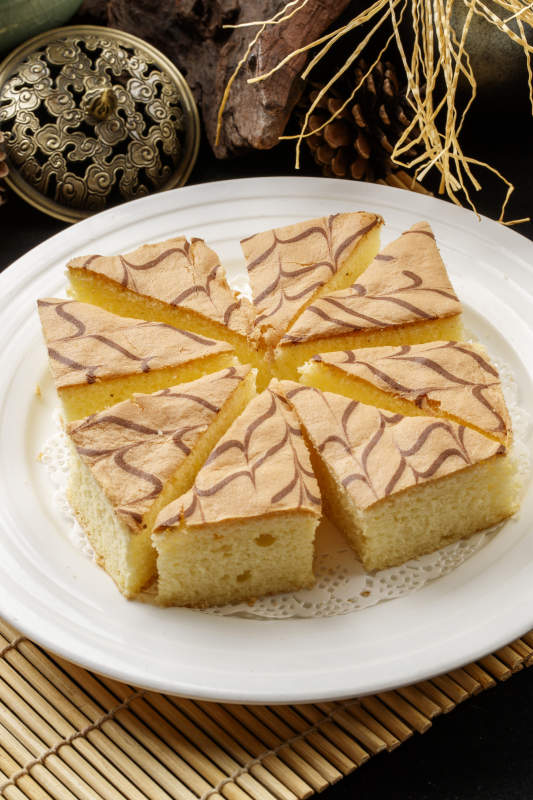 圆瓷盘装的松软清蛋糕图片