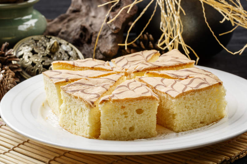 圆瓷盘装的松软清蛋糕图片