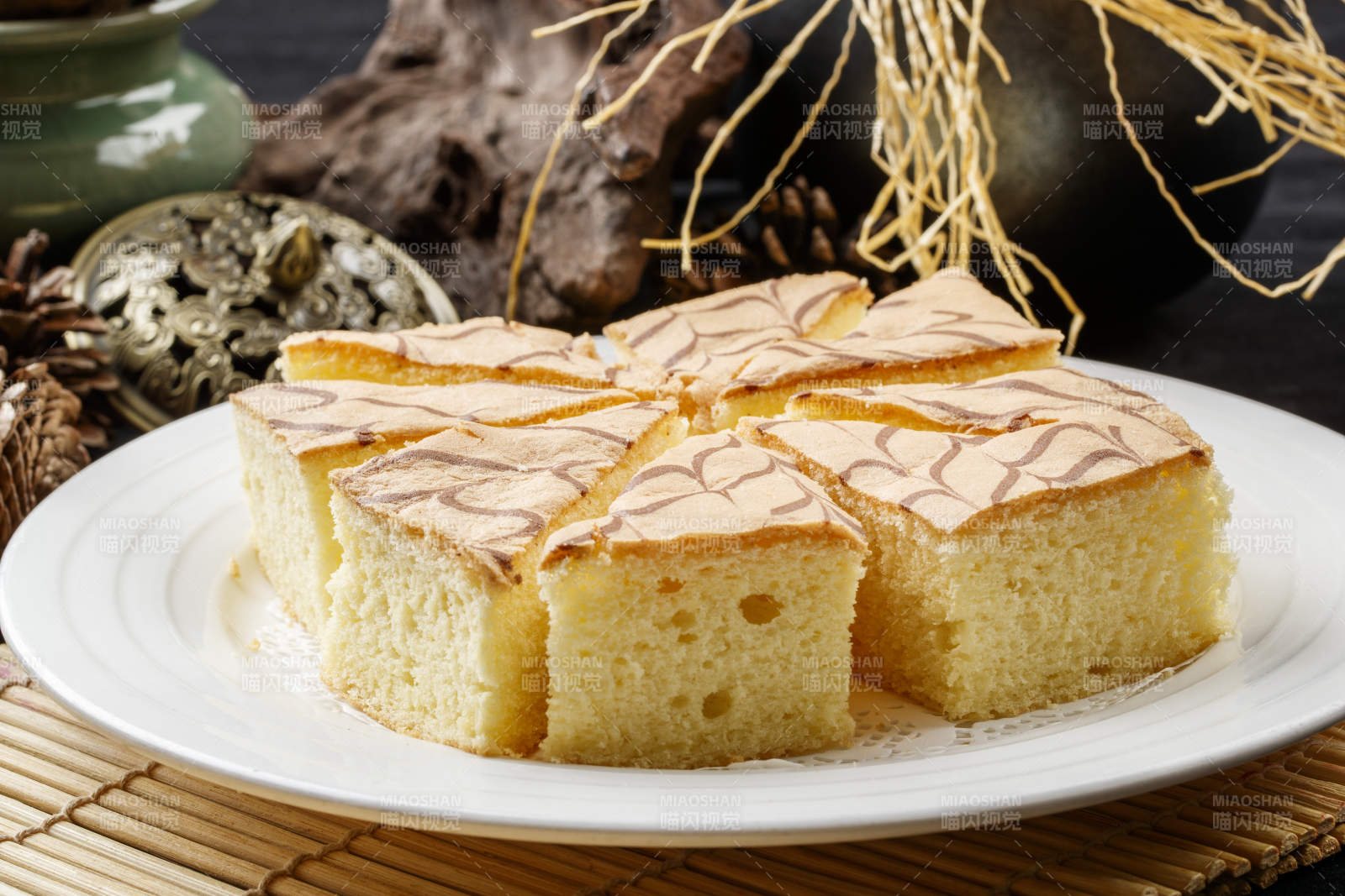 圆瓷盘装的松软清蛋糕图片