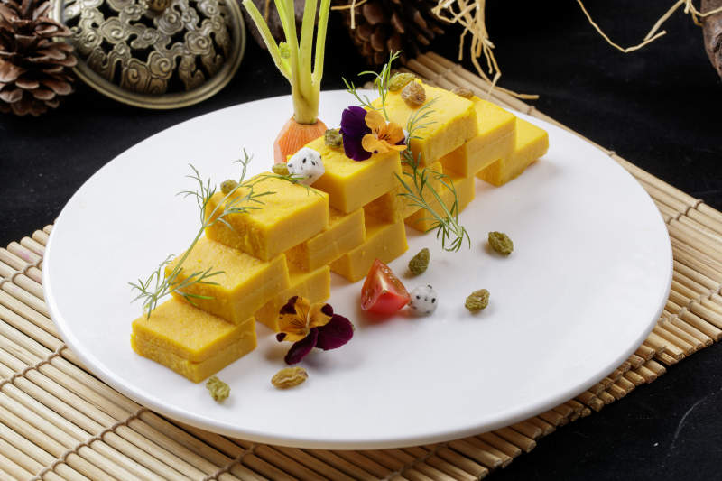 寿司帘上的圆瓷盘装的豌豆黄图片