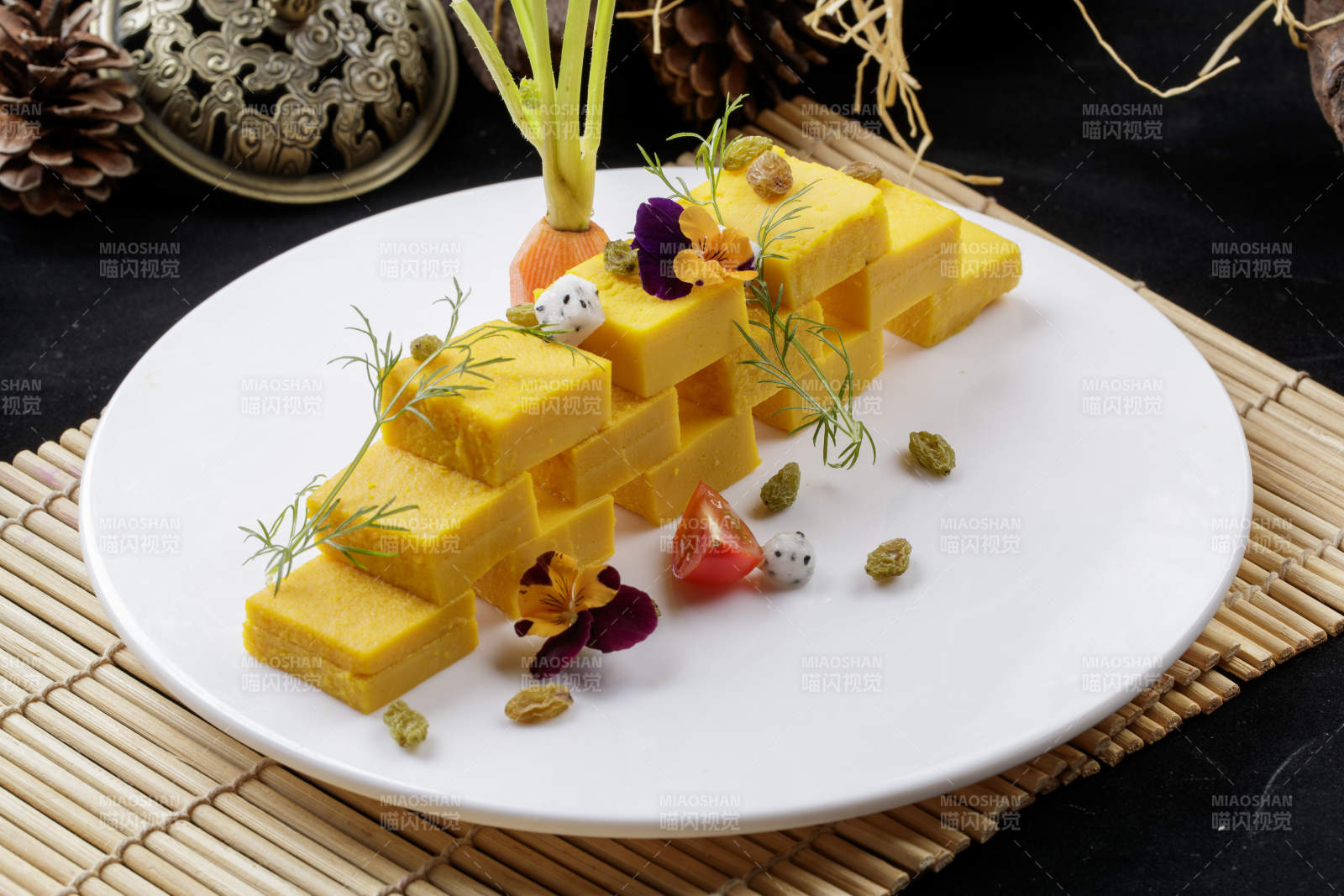 寿司帘上的圆瓷盘装的豌豆黄图片