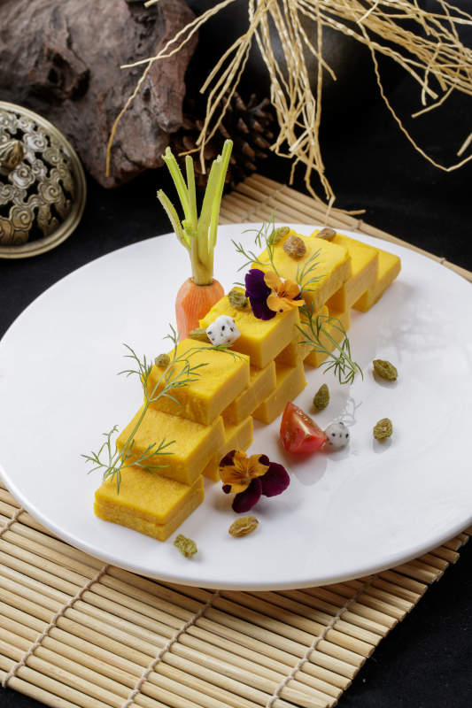 寿司帘上的圆瓷盘装的豌豆黄图片