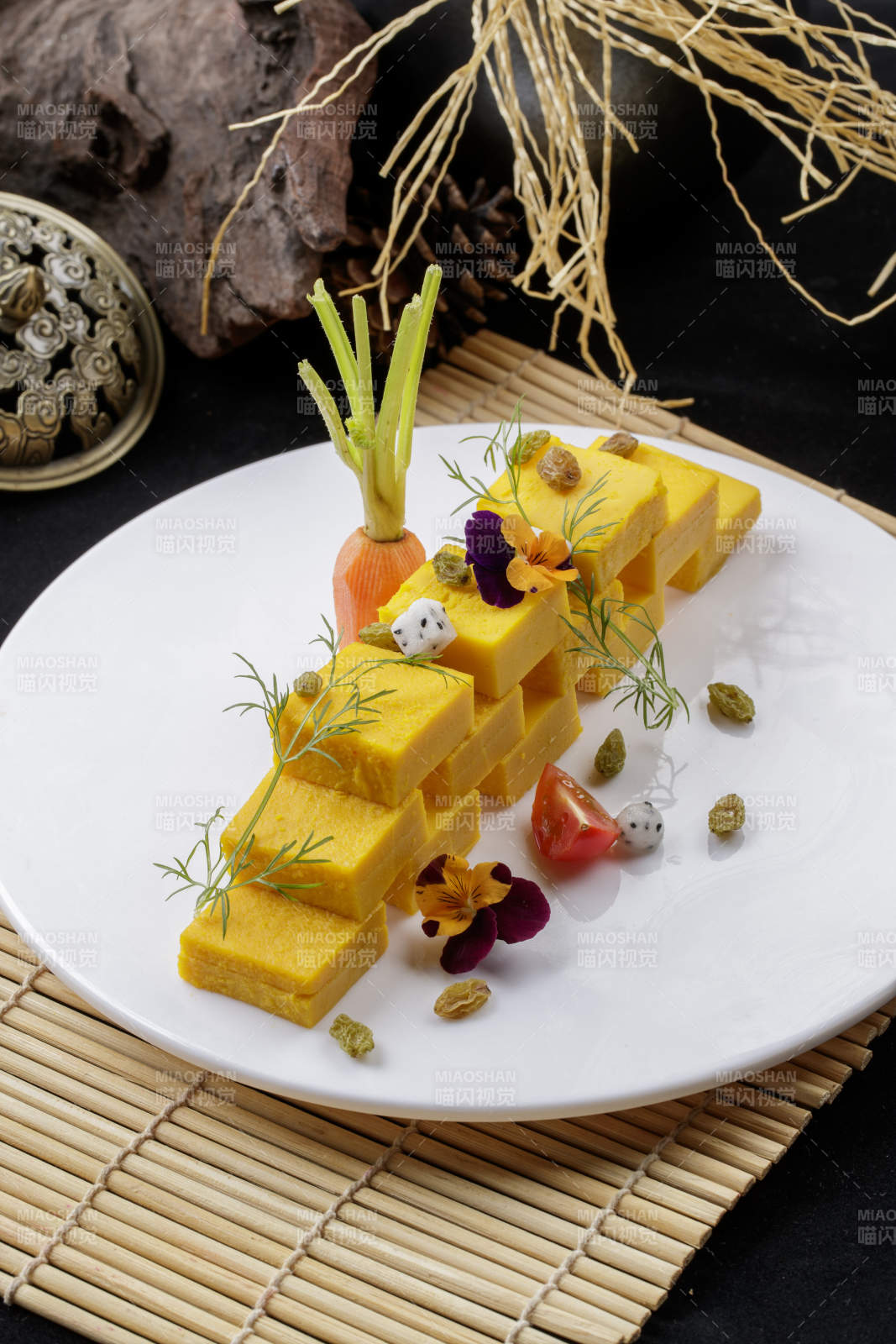 寿司帘上的圆瓷盘装的豌豆黄图片