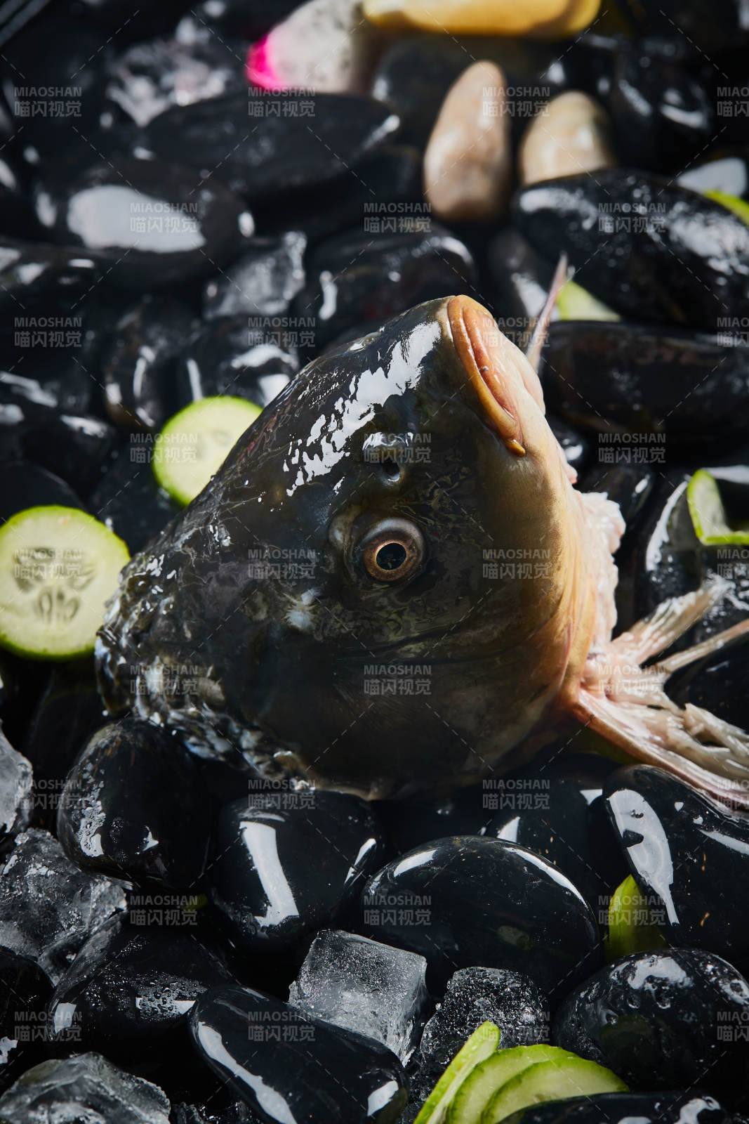 将晶莹白润的鲜鱼片码放在黑色的圆瓷盘上图片