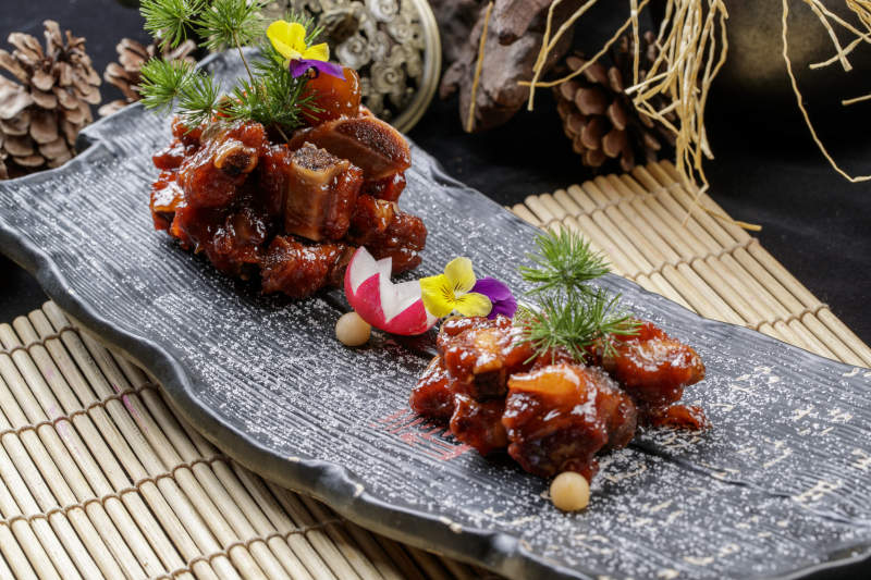 寿司帘上的黑石板装的蜜汁小排图片