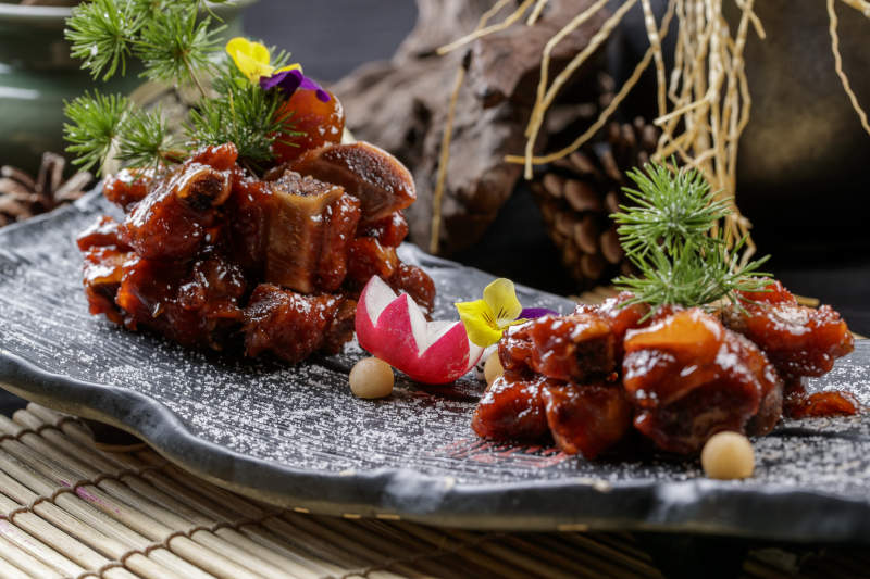 寿司帘上的黑石板装的蜜汁小排图片