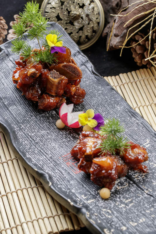 寿司帘上的黑石板装的蜜汁小排图片