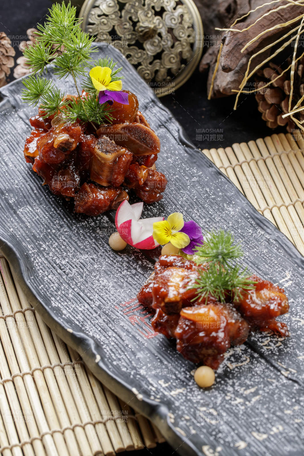 寿司帘上的黑石板装的蜜汁小排图片