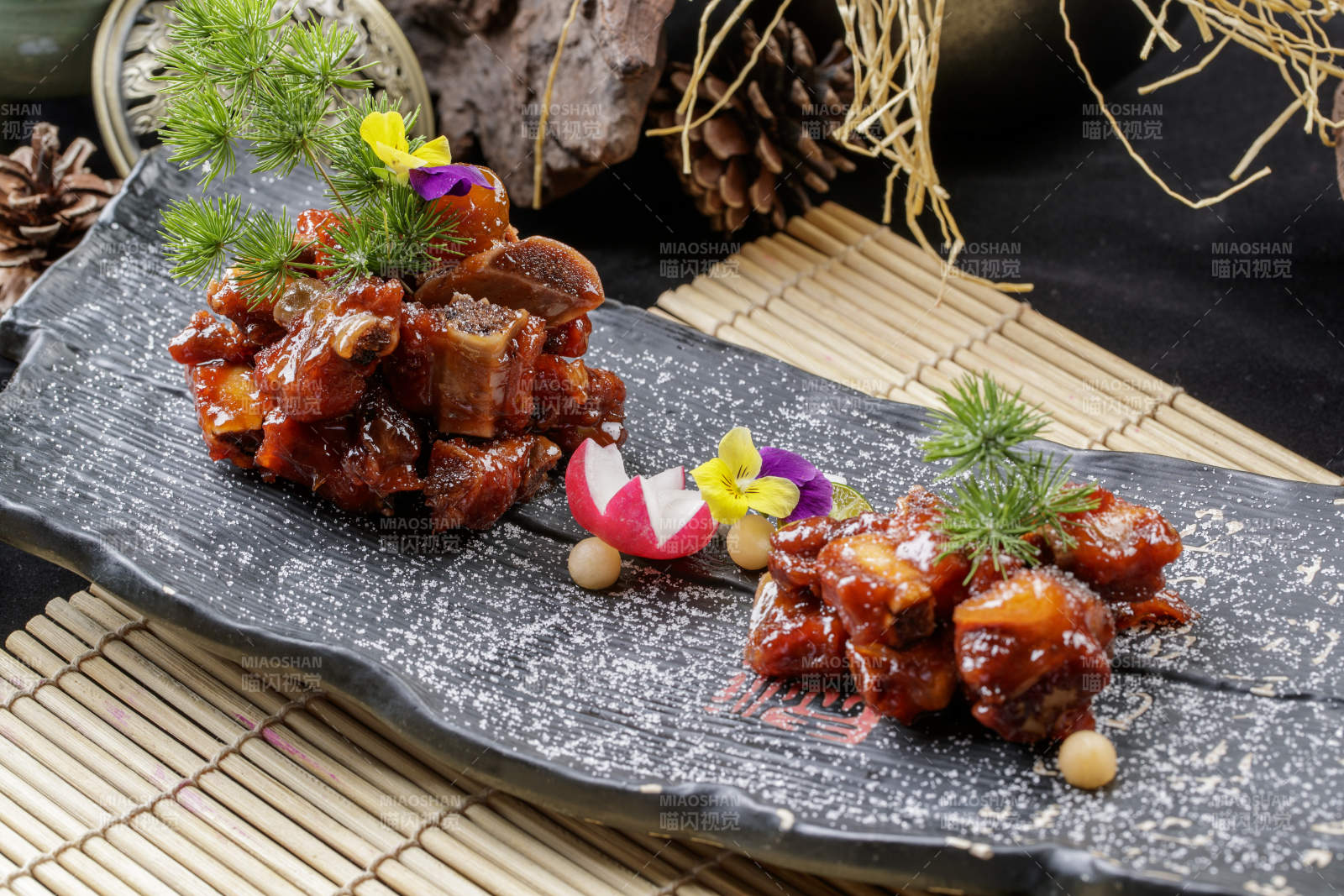 寿司帘上的黑石板装的蜜汁小排图片