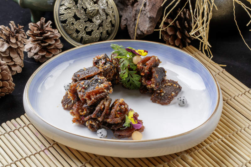 青蓝圆瓷盘装的香辣风干牛腱图片