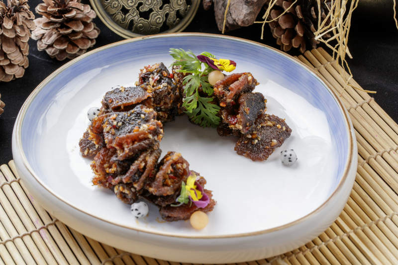 青蓝圆瓷盘装的香辣风干牛腱图片