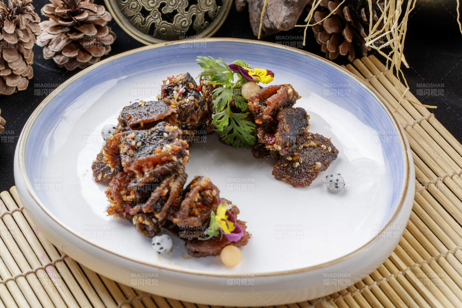 青蓝圆瓷盘装的香辣风干牛腱图片