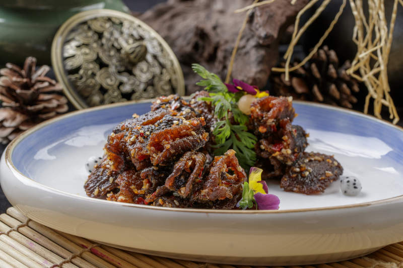 青蓝圆瓷盘装的香辣风干牛腱图片