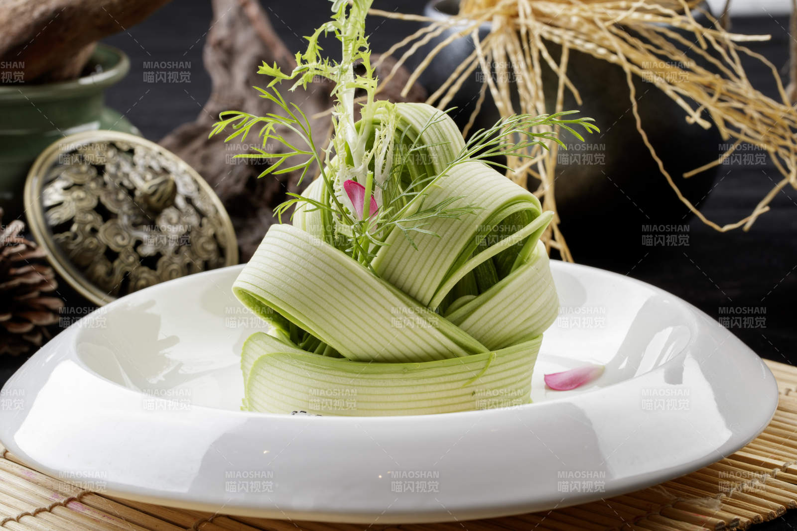 圆瓷盘装的浇汁瓜丝图片