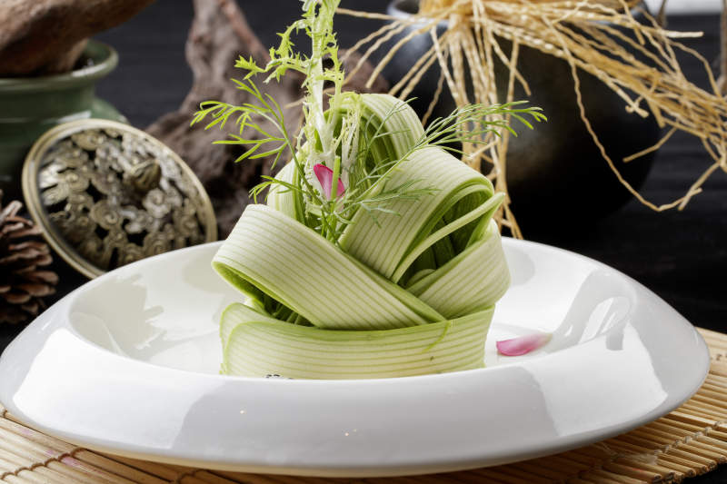 圆瓷盘装的浇汁瓜丝图片