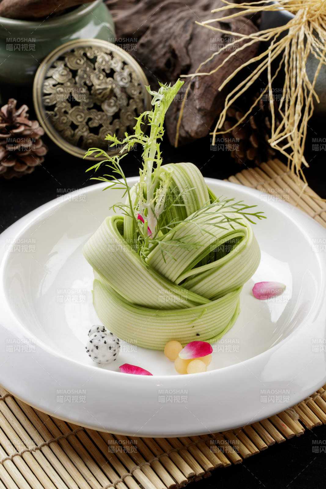 圆瓷盘装的浇汁瓜丝图片