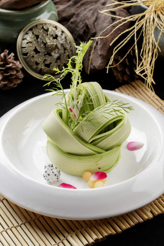 圆瓷盘装的浇汁瓜丝图片