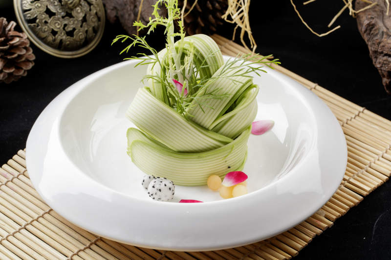 圆瓷盘装的浇汁瓜丝图片