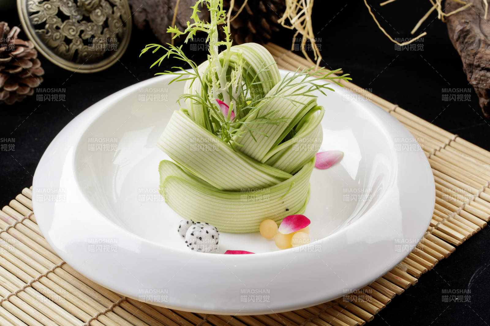 圆瓷盘装的浇汁瓜丝图片