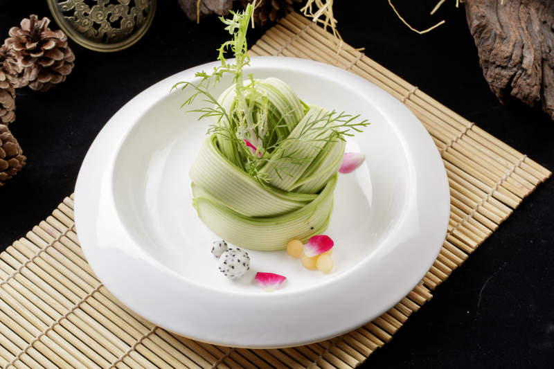 圆瓷盘装的浇汁瓜丝图片