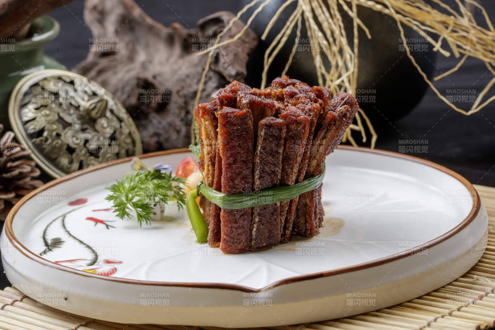 白色瓷盘装的酱香小酥肉图片