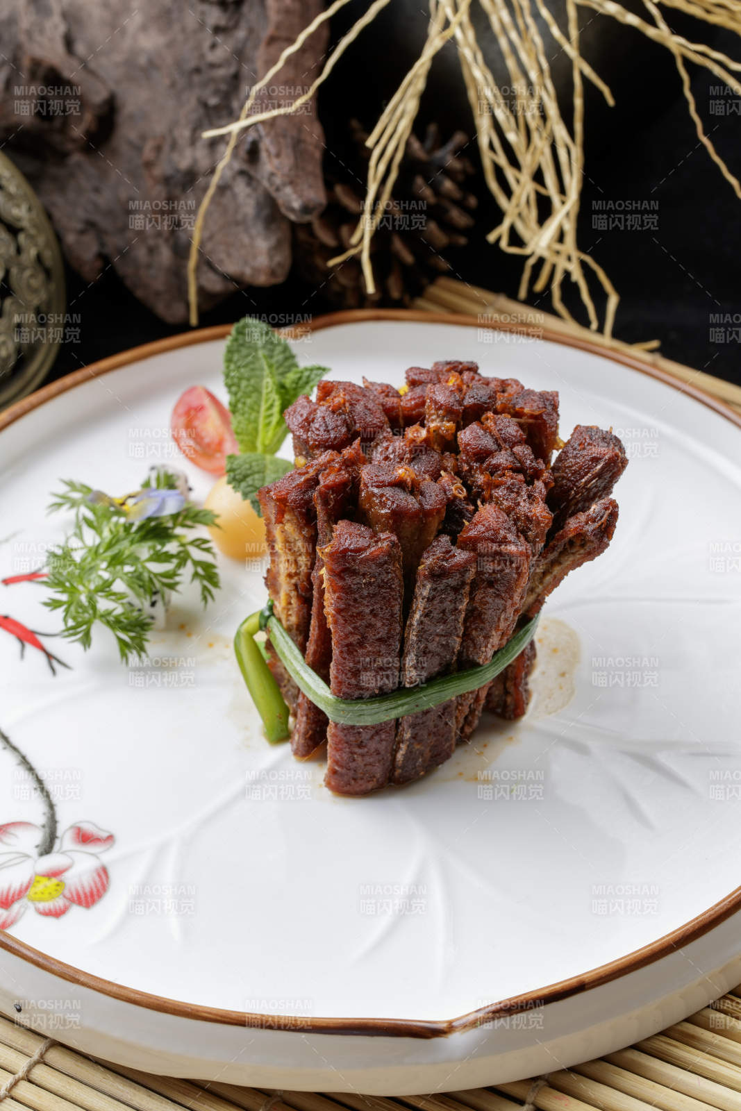 白色瓷盘装的酱香小酥肉图片