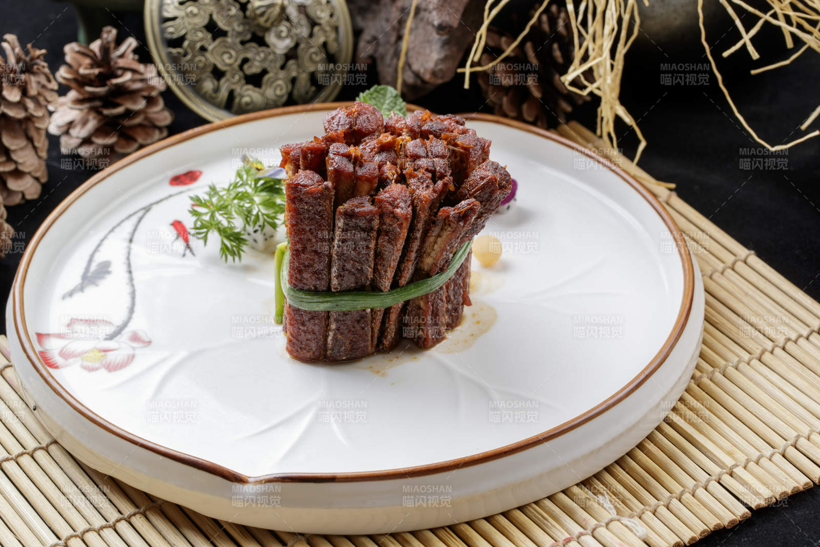 白色瓷盘装的酱香小酥肉图片