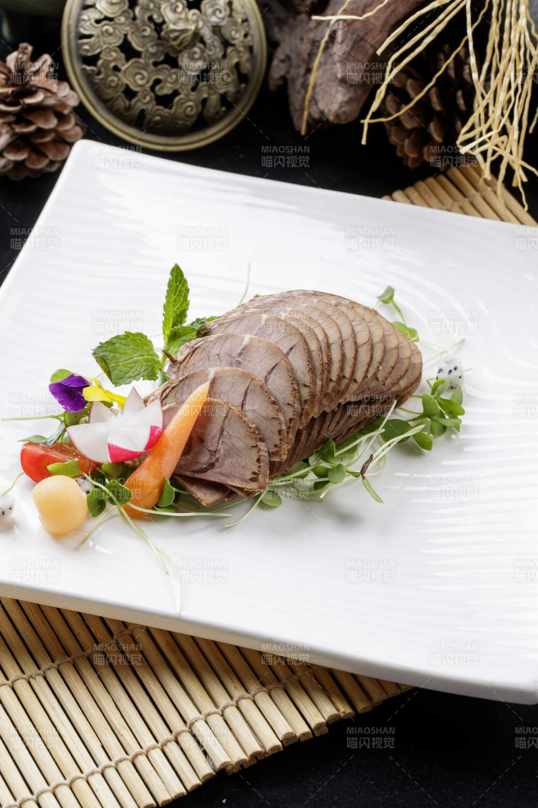 寿司帘上的方瓷盘装的五香牛腱图片