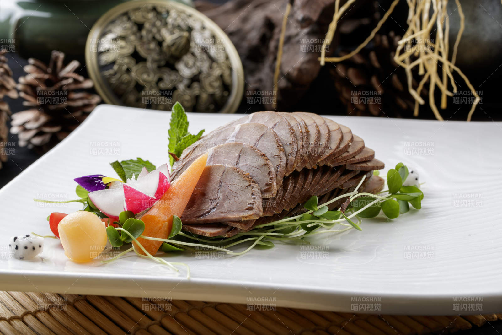 寿司帘上的方瓷盘装的五香牛腱图片