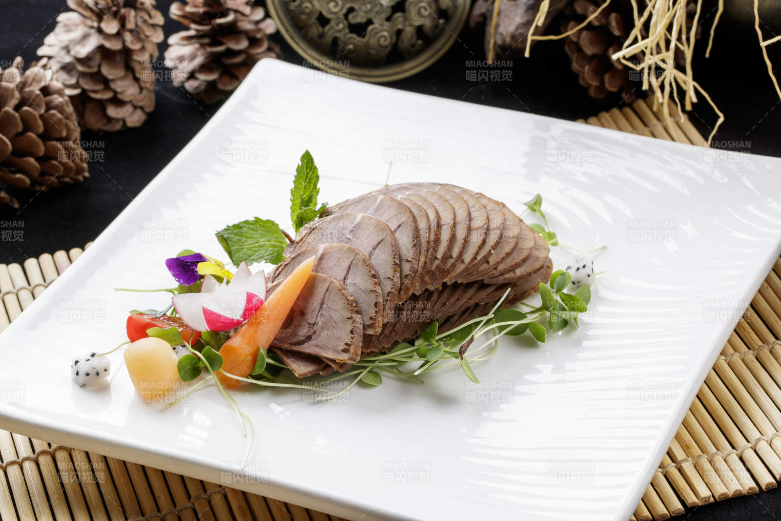 寿司帘上的方瓷盘装的五香牛腱图片