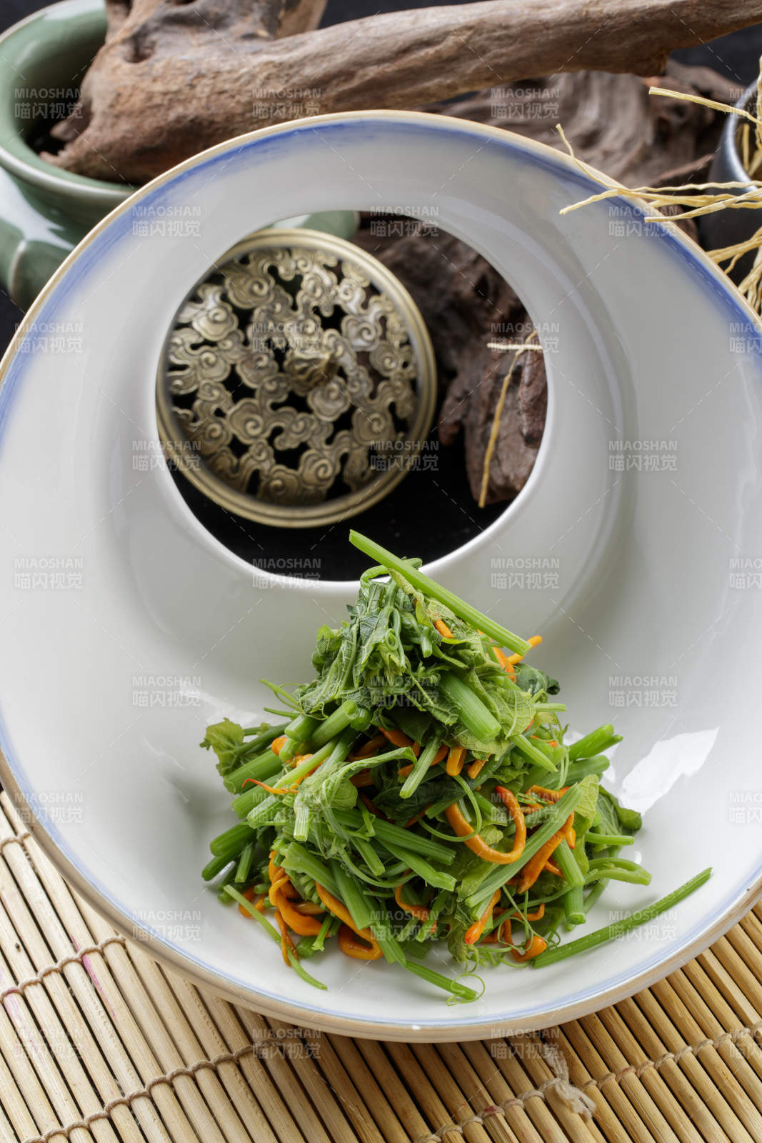 异形瓷盘装的虫草花蕨菜图片