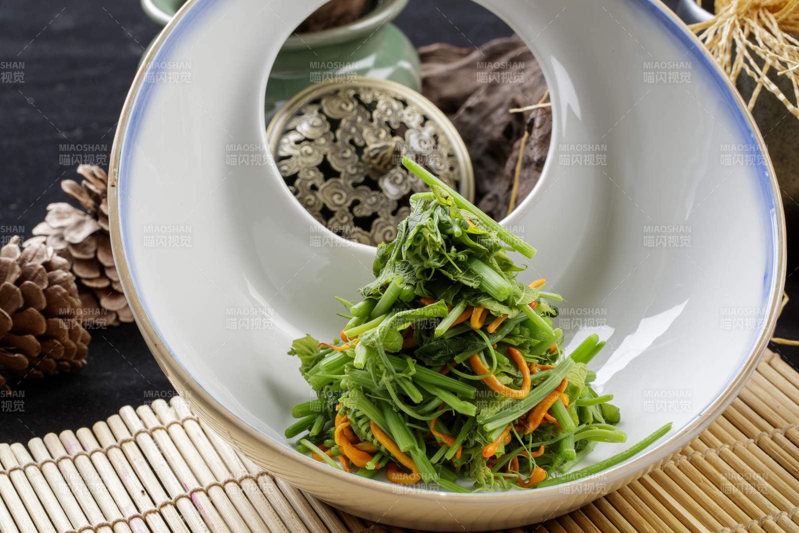 异形瓷盘装的虫草花蕨菜图片