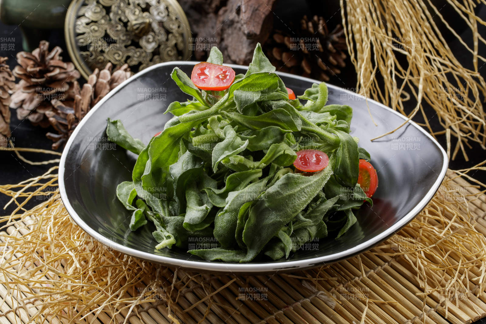 寿司帘上的圆瓷盘装的凉拌穿心莲图片