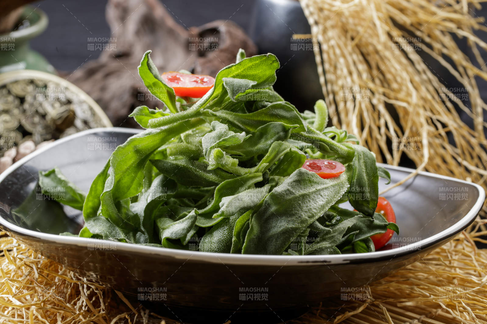 寿司帘上的圆瓷盘装的凉拌穿心莲图片