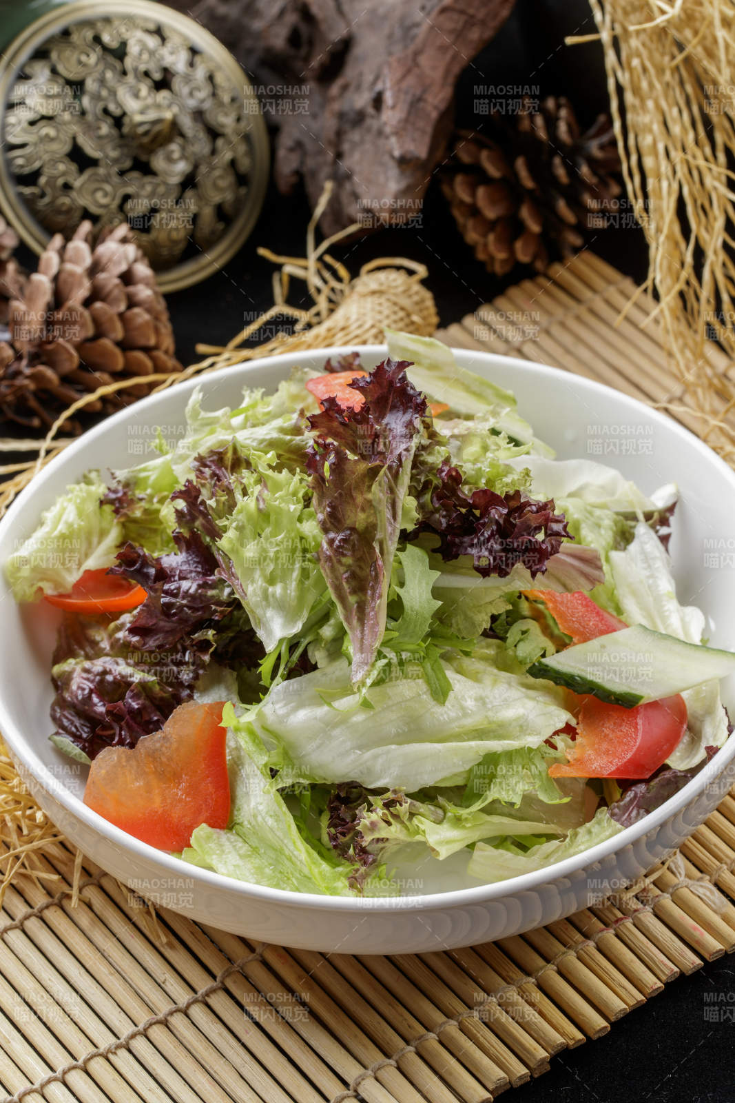 寿司帘上的圆瓷盘装的农家拌菜图片