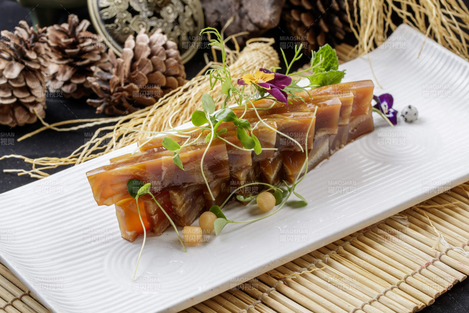 寿司帘上的长瓷盘装的美味猪皮冻图片