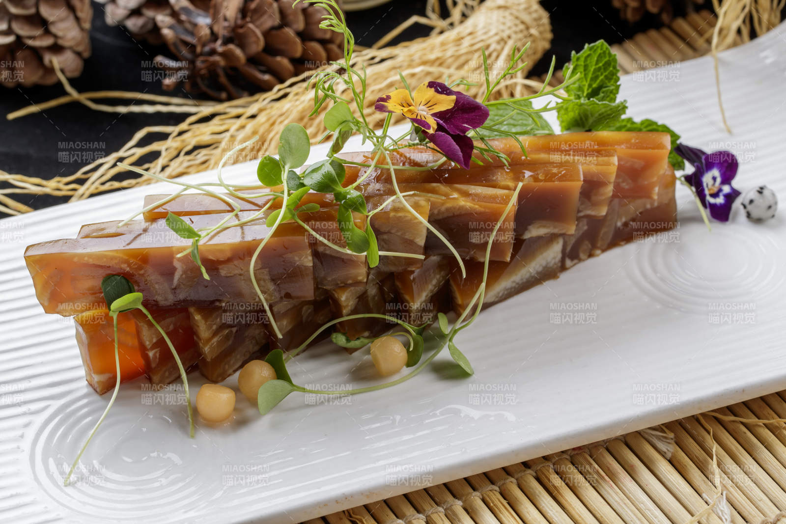 寿司帘上的长瓷盘装的美味猪皮冻图片