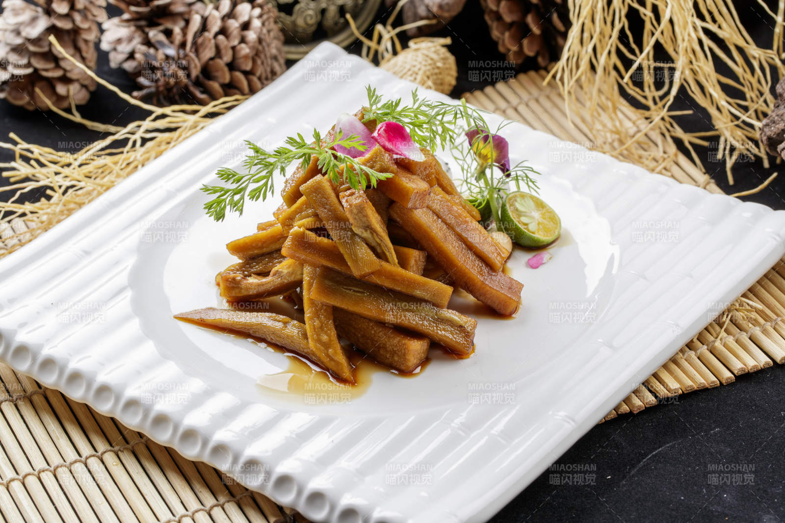 寿司帘上的方瓷盘装的暴腌萝卜条图片