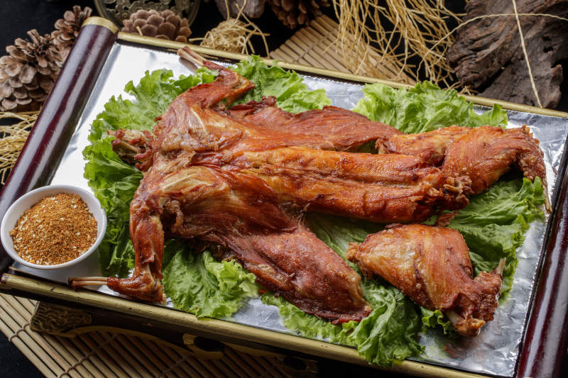 红木托盘装的蒙餐香酥烤兔图片