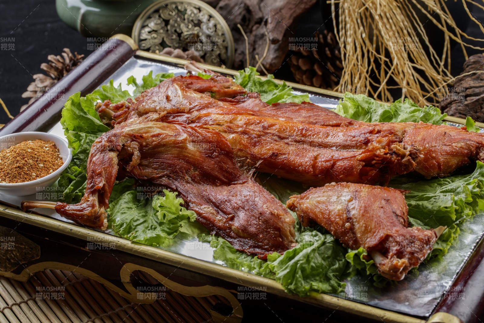 红木托盘装的蒙餐香酥烤兔图片