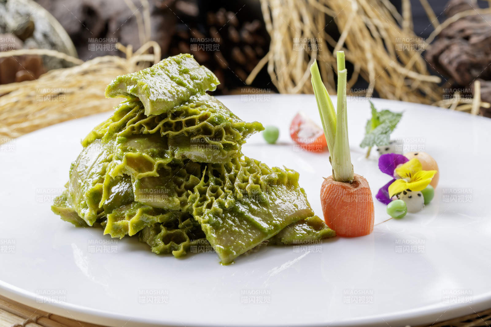 寿司帘上的圆瓷盘装的青芥肚片图片