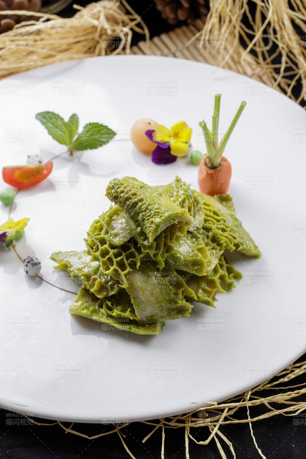 寿司帘上的圆瓷盘装的青芥肚片图片