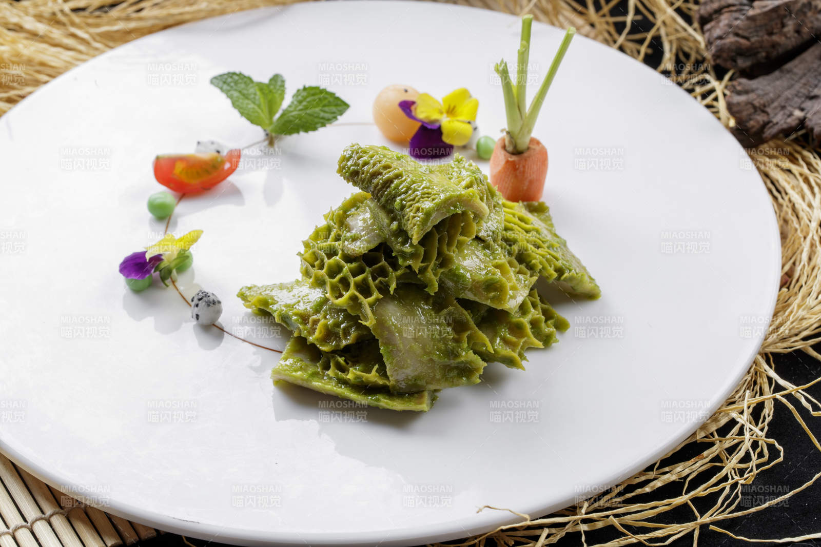 寿司帘上的圆瓷盘装的青芥肚片图片