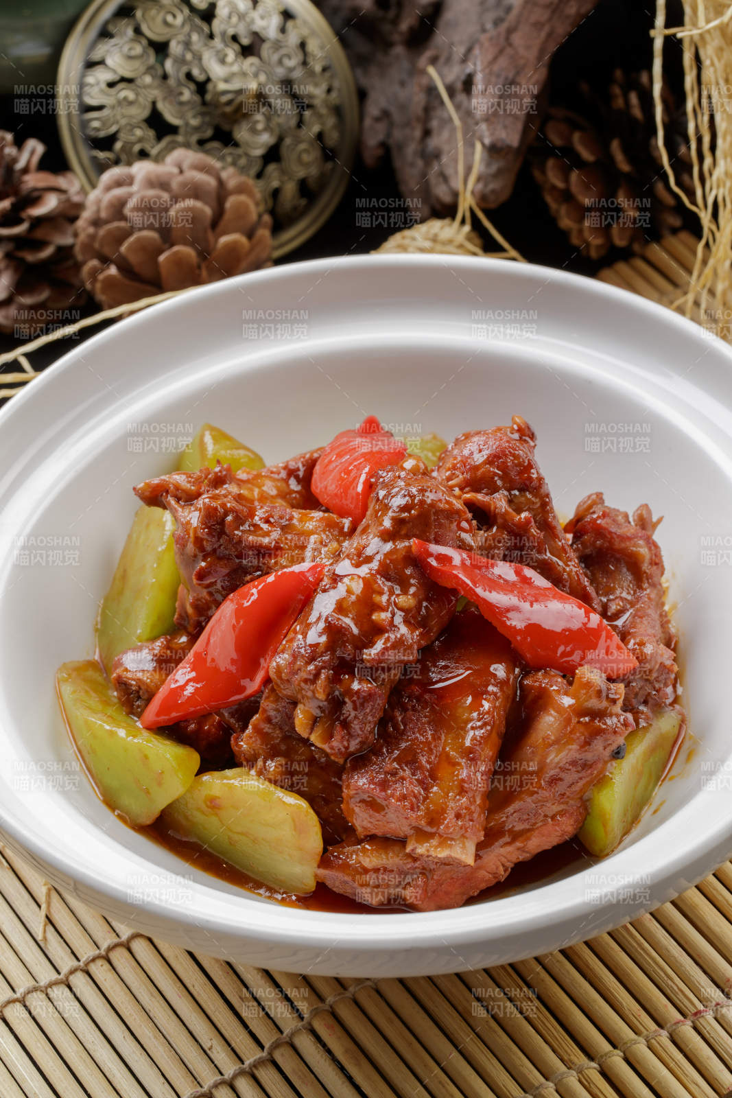 寿司帘上的白色砂锅装的酱小排图片